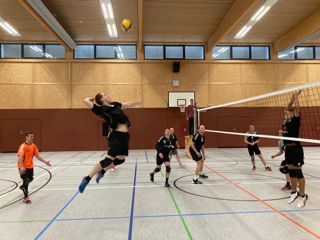 Hanauer Volleyball mit Angriffsmaschine gegen Hungen
