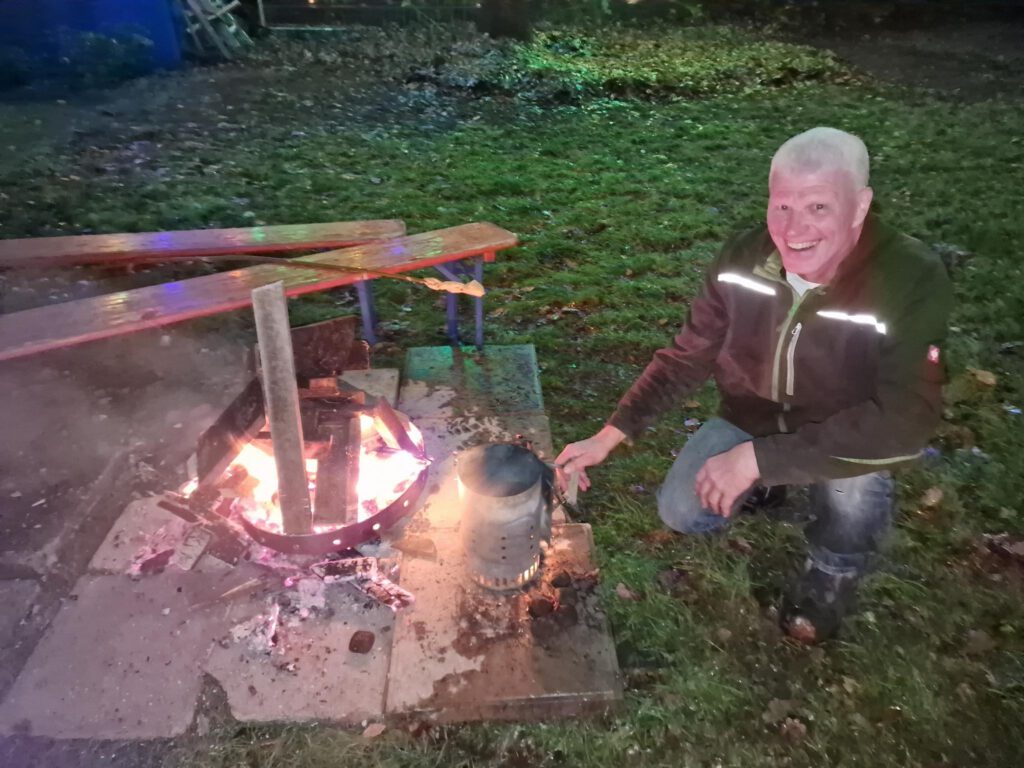 Lagerfeuer für Stockbrot und Wärme beim Warten aufs Christkind