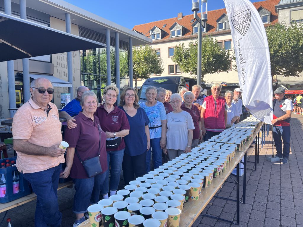 Die Wanderabteilung des TSV 1860 Hanau aktiv bei der Versorgung der Läufer mit erfrischendem Wasser.